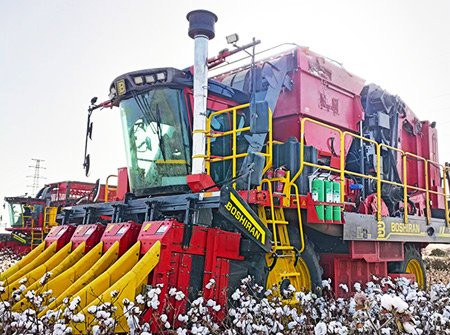 z6com人生就是搏4MZD-4A型自走式圆捆打包棉花收获机